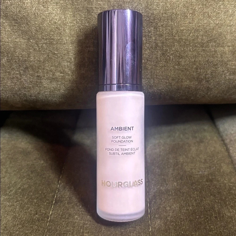 Hourglass soft glow foundation number 5 light with neutral undertones - Picture 3 of 5